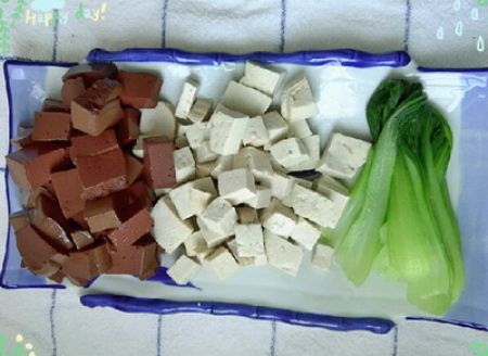 红白豆腐烩青菜做法步骤1