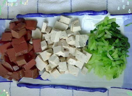 红白豆腐烩青菜做法步骤2