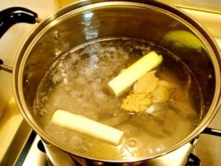 炖牛肉萝卜清汤做法步骤5
